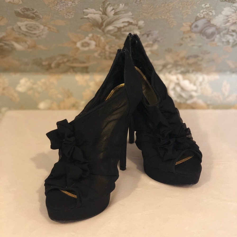 Black Ruffled Pumps sz. 8 - Picture 3 of 6